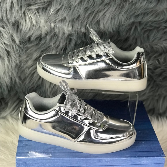 Women’s LED Sneakers - Picture 2 of 4